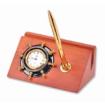 Часы «штурвал» с ручкой на деревянной подставке  